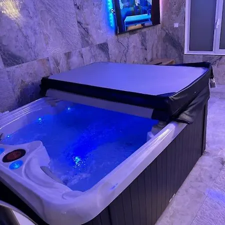 Golden - Jacuzzi Apartment *