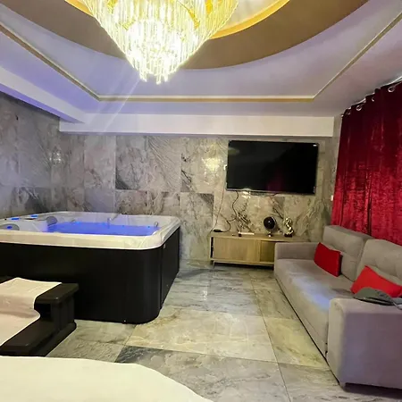 Golden - Jacuzzi Apartment *