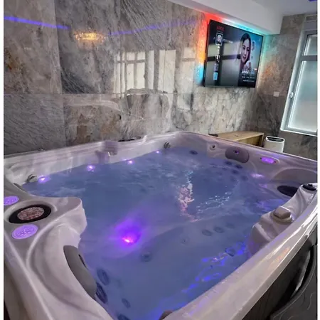 Golden - Jacuzzi Apartment