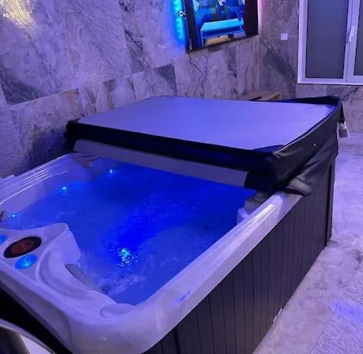 Golden - Jacuzzi Apartman *